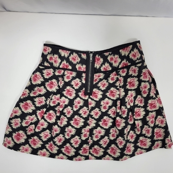Juicy Couture 100% Silk Mini Skirt in a Size 2 - Picture 4 of 10